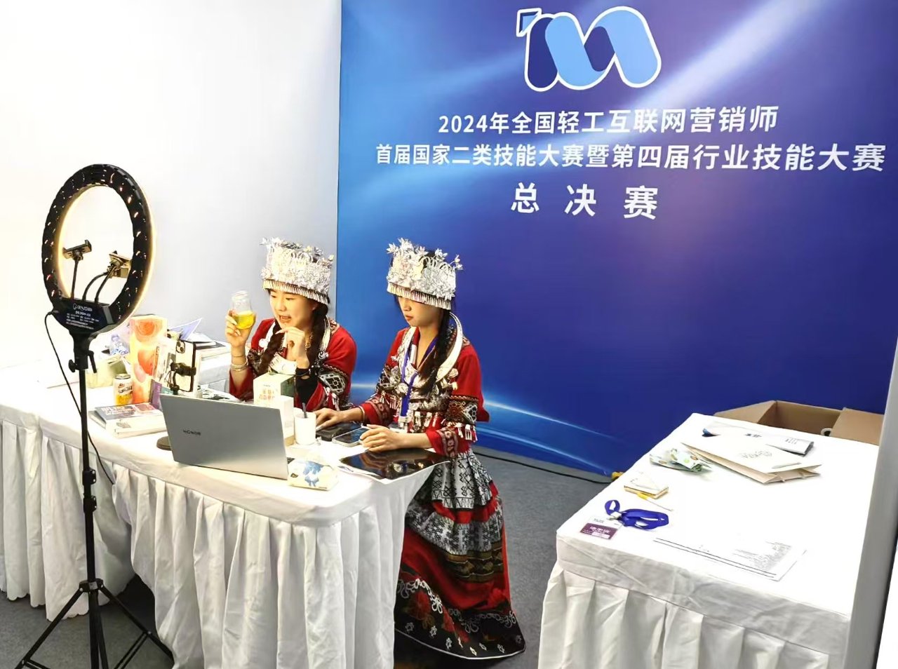 掌上乾坤映江山 2024年全國輕工互聯(lián)網(wǎng)營銷師總決賽視角下的日用百貨銷售革新之路